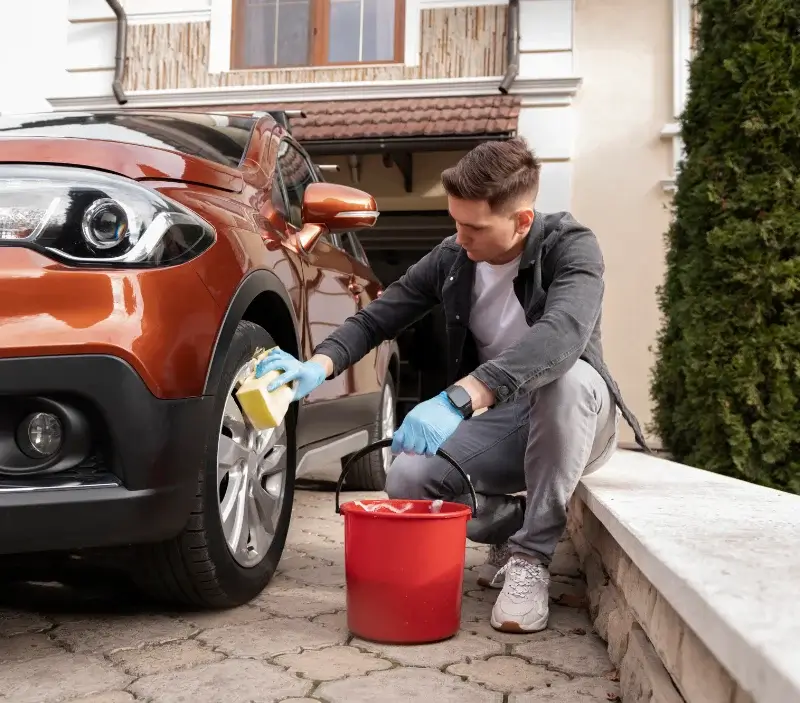 Lavage auto à domicile Lavernat : professionnel intervenant sur un véhicule
